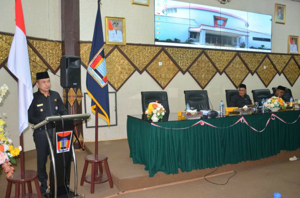 SAMPAIKAN - Wakil Walikota Padang Ekos Albar sampaikan Rancangan KUA PPAS APBD 2024.